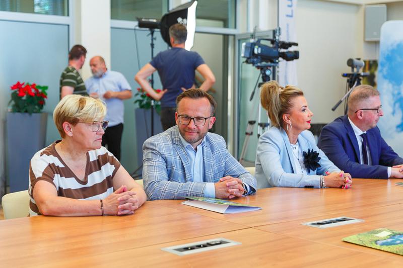 Podpisanie umów na dotacje celowe na wyłączanie gruntów rolnych z produkcji rolniczej i nie tylko