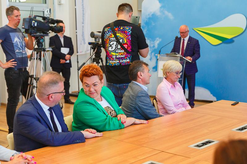 Podpisanie umów na dotacje celowe na wyłączanie gruntów rolnych z produkcji rolniczej i nie tylko