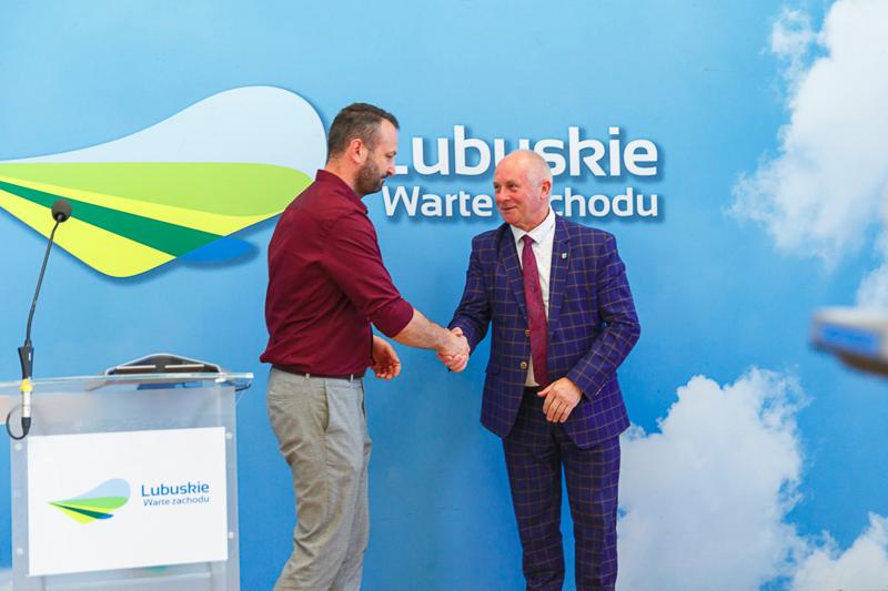 Podpisanie umów na dotacje celowe na wyłączanie gruntów rolnych z produkcji rolniczej i nie tylko