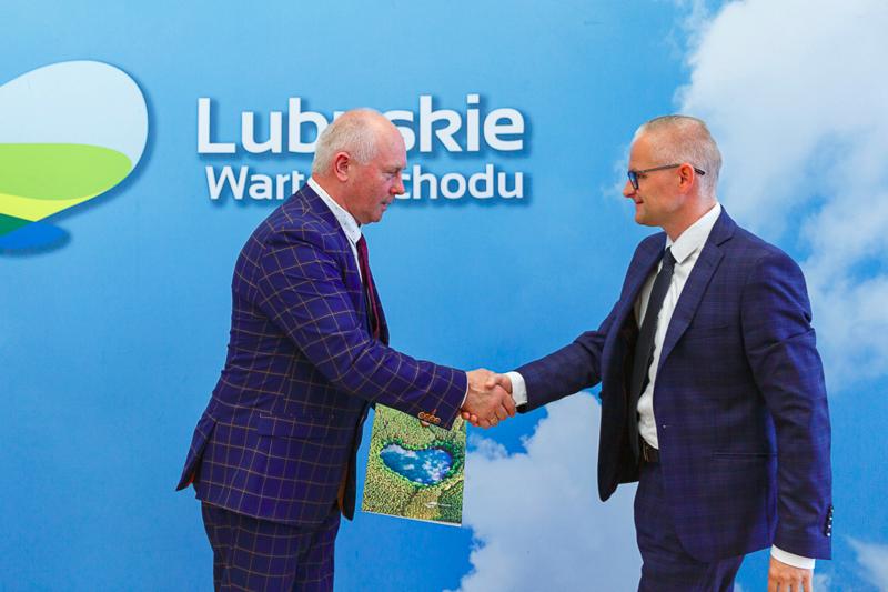 Podpisanie umów na dotacje celowe na wyłączanie gruntów rolnych z produkcji rolniczej i nie tylko