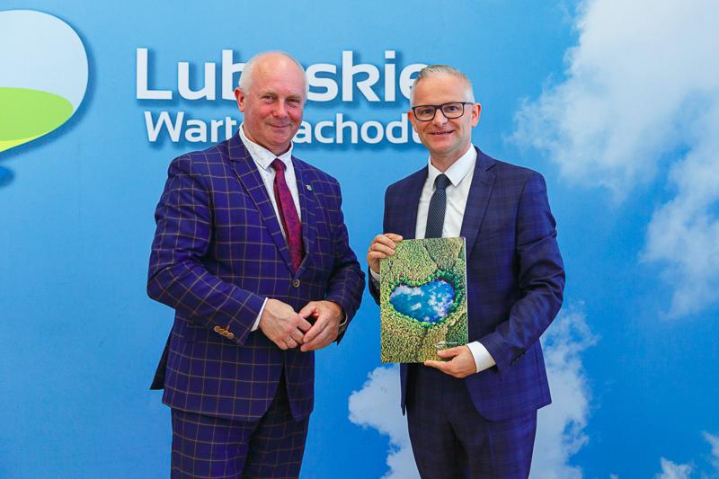 Podpisanie umów na dotacje celowe na wyłączanie gruntów rolnych z produkcji rolniczej i nie tylko