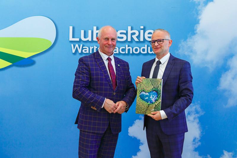 Podpisanie umów na dotacje celowe na wyłączanie gruntów rolnych z produkcji rolniczej i nie tylko