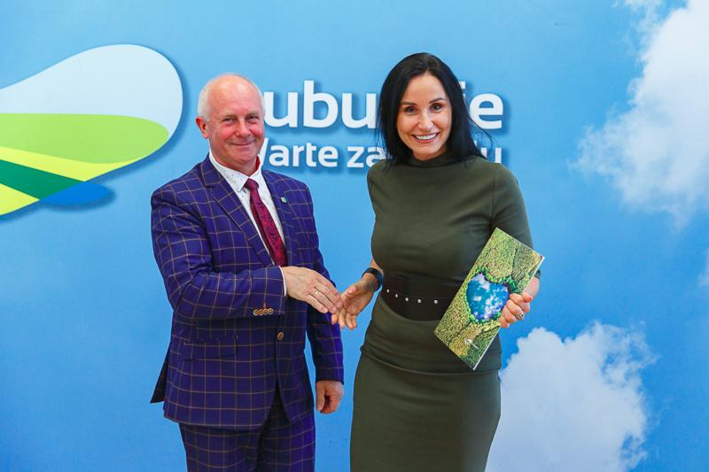 Podpisanie umów na dotacje celowe na wyłączanie gruntów rolnych z produkcji rolniczej i nie tylko