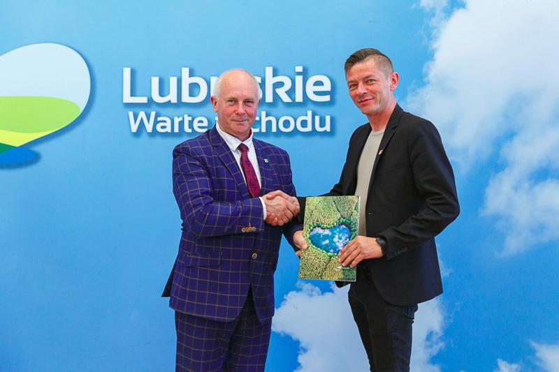 Podpisanie umów na dotacje celowe na wyłączanie gruntów rolnych z produkcji rolniczej i nie tylko