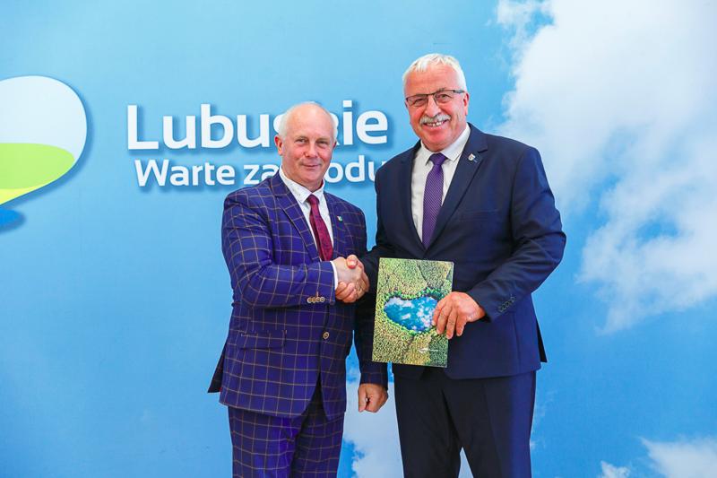 Podpisanie umów na dotacje celowe na wyłączanie gruntów rolnych z produkcji rolniczej i nie tylko