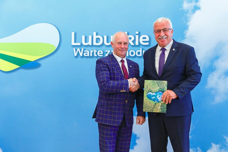 Podpisanie umów na dotacje celowe na wyłączanie gruntów rolnych z produkcji rolniczej i nie tylko