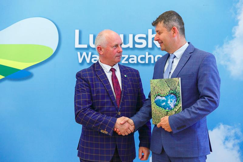Podpisanie umów na dotacje celowe na wyłączanie gruntów rolnych z produkcji rolniczej i nie tylko