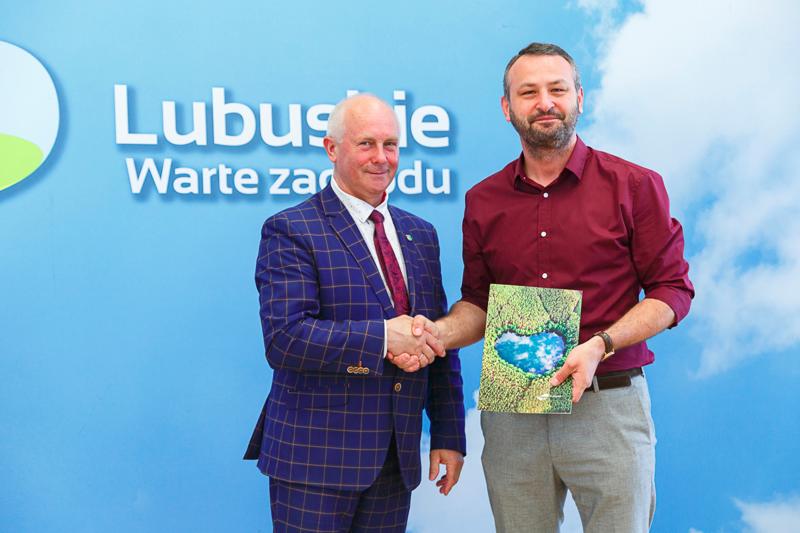 Podpisanie umów na dotacje celowe na wyłączanie gruntów rolnych z produkcji rolniczej i nie tylko
