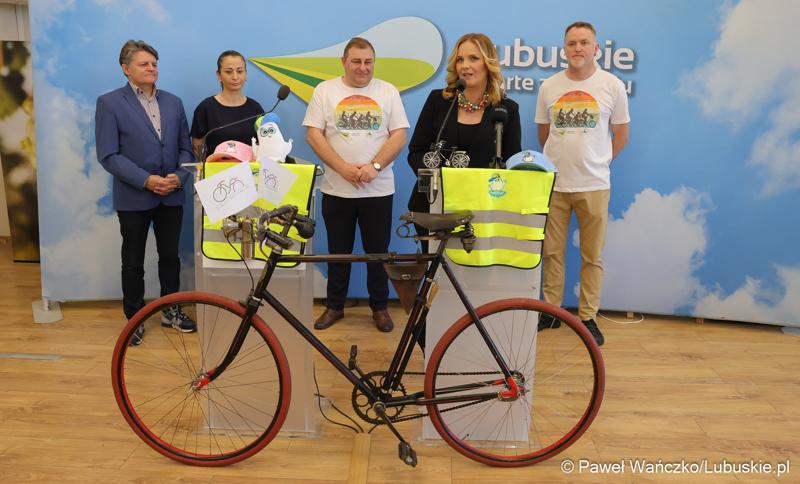 Uczestnicy konferencji prasowej dot. VI Lubuskiego Święta Roweru 2024 i Pikniku Funduszy Europejskich w Gorzowie