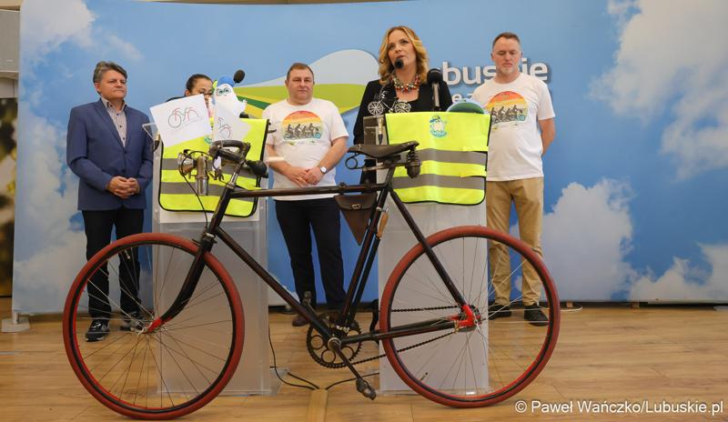 Uczestnicy konferencji prasowej dot. VI Lubuskiego Święta Roweru 2024 i Pikniku Funduszy Europejskich w Gorzowie