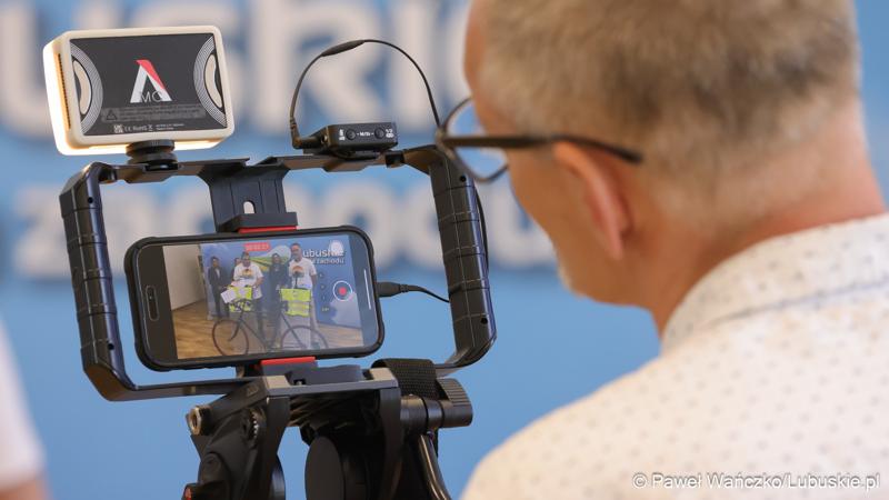 Uczestnicy konferencji prasowej dot. VI Lubuskiego Święta Roweru 2024 i Pikniku Funduszy Europejskich w Gorzowie