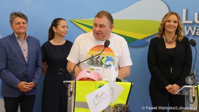 Uczestnicy konferencji prasowej dot. VI Lubuskiego Święta Roweru 2024 i Pikniku Funduszy Europejskich w Gorzowie 