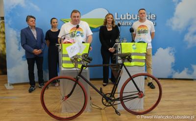 Uczestnicy konferencji prasowej dot. VI Lubuskiego Święta Roweru 2024 i Pikniku Funduszy Europejskich w Gorzowie 