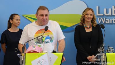 Uczestnicy konferencji prasowej dot. VI Lubuskiego Święta Roweru 2024 i Pikniku Funduszy Europejskich w Gorzowie 