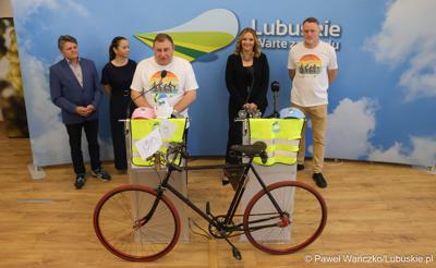 Uczestnicy konferencji prasowej dot. VI Lubuskiego Święta Roweru 2024 i Pikniku Funduszy Europejskich w Gorzowie 