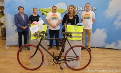 Uczestnicy konferencji prasowej dot. VI Lubuskiego Święta Roweru 2024 i Pikniku Funduszy Europejskich w Gorzowie 