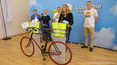 Uczestnicy konferencji prasowej dot. VI Lubuskiego Święta Roweru 2024 i Pikniku Funduszy Europejskich w Gorzowie 