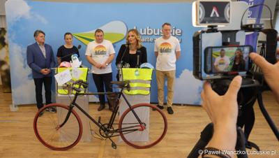 Uczestnicy konferencji prasowej dot. VI Lubuskiego Święta Roweru 2024 i Pikniku Funduszy Europejskich w Gorzowie 
