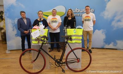 Uczestnicy konferencji prasowej dot. VI Lubuskiego Święta Roweru 2024 i Pikniku Funduszy Europejskich w Gorzowie 