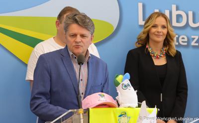 Uczestnicy konferencji prasowej dot. VI Lubuskiego Święta Roweru 2024 i Pikniku Funduszy Europejskich w Gorzowie 