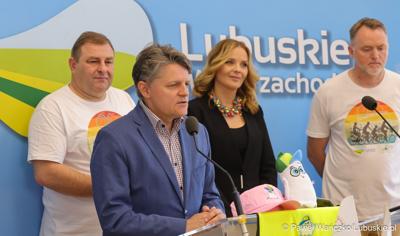 Uczestnicy konferencji prasowej dot. VI Lubuskiego Święta Roweru 2024 i Pikniku Funduszy Europejskich w Gorzowie 