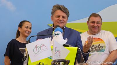 Uczestnicy konferencji prasowej dot. VI Lubuskiego Święta Roweru 2024 i Pikniku Funduszy Europejskich w Gorzowie 