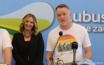Uczestnicy konferencji prasowej dot. VI Lubuskiego Święta Roweru 2024 i Pikniku Funduszy Europejskich w Gorzowie 