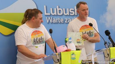 Uczestnicy konferencji prasowej dot. VI Lubuskiego Święta Roweru 2024 i Pikniku Funduszy Europejskich w Gorzowie 