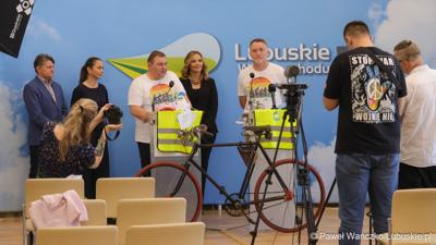 Uczestnicy konferencji prasowej dot. VI Lubuskiego Święta Roweru 2024 i Pikniku Funduszy Europejskich w Gorzowie 