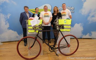 Uczestnicy konferencji prasowej dot. VI Lubuskiego Święta Roweru 2024 i Pikniku Funduszy Europejskich w Gorzowie 