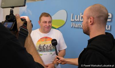 Wicemarszałek Województwa Lubuskiego Grzegorz Potęga udziela wywiadu mediom