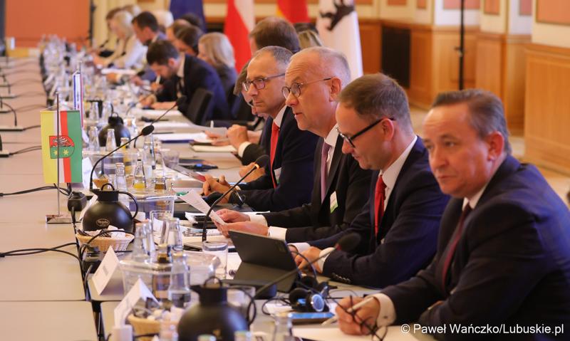 Uczestnicy VIII Szczytu Politycznego Partnerstwa Odry w Berlinie