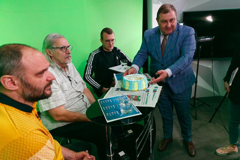 Wicemarszałek Grzegorz Potęga świętuje z redaktorami setne wydanie Naszej Lubuskiej