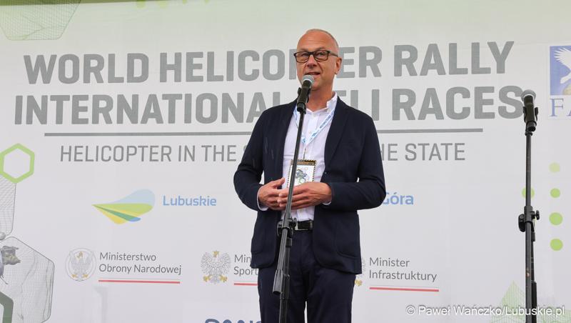 Marszałek Województwa Lubuskiego Marcin Jabłoński przemawia podczas II Światowego Zlotu Śmigłowców na terenie Aeroklubu Ziemi Lubuskiej w Zielonej Górze - Przylepie