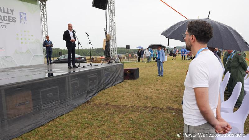 Marszałek Województwa Lubuskiego Marcin Jabłoński przemawia podczas II Światowego Zlotu Śmigłowców na terenie Aeroklubu Ziemi Lubuskiej w Zielonej Górze - Przylepie