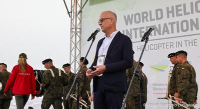 Marszałek Województwa Lubuskiego Marcin Jabłoński przemawia podczas II Światowego Zlotu Śmigłowców na terenie Aeroklubu Ziemi Lubuskiej w Zielonej Górze - Przylepie