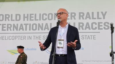 Marszałek Województwa Lubuskiego Marcin Jabłoński przemawia podczas II Światowego Zlotu Śmigłowców na terenie Aeroklubu Ziemi Lubuskiej w Zielonej Górze - Przylepie