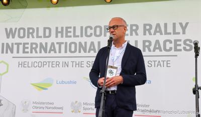 Marszałek Województwa Lubuskiego Marcin Jabłoński przemawia podczas II Światowego Zlotu Śmigłowców na terenie Aeroklubu Ziemi Lubuskiej w Zielonej Górze - Przylepie