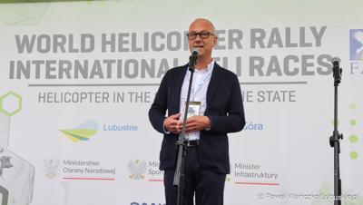 Marszałek Województwa Lubuskiego Marcin Jabłoński przemawia podczas II Światowego Zlotu Śmigłowców na terenie Aeroklubu Ziemi Lubuskiej w Zielonej Górze - Przylepie