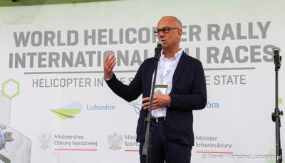 Marszałek Województwa Lubuskiego Marcin Jabłoński przemawia podczas II Światowego Zlotu Śmigłowców na terenie Aeroklubu Ziemi Lubuskiej w Zielonej Górze - Przylepie