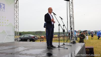 Marszałek Województwa Lubuskiego Marcin Jabłoński przemawia podczas II Światowego Zlotu Śmigłowców na terenie Aeroklubu Ziemi Lubuskiej w Zielonej Górze - Przylepie