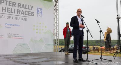 Marszałek Województwa Lubuskiego Marcin Jabłoński przemawia podczas II Światowego Zlotu Śmigłowców na terenie Aeroklubu Ziemi Lubuskiej w Zielonej Górze - Przylepie