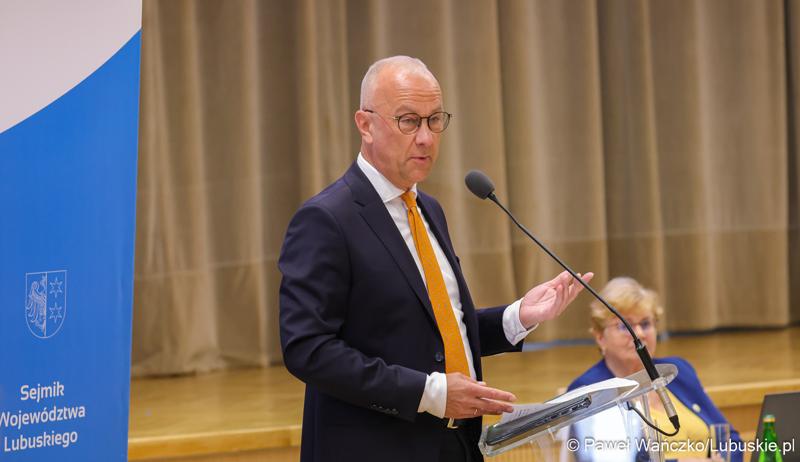 Marszałek Województwa Lubuskiego Marcin Jabłoński przemawia podczas II zwyczajnej sesji Sejmiku Województwa Lubuskiego
