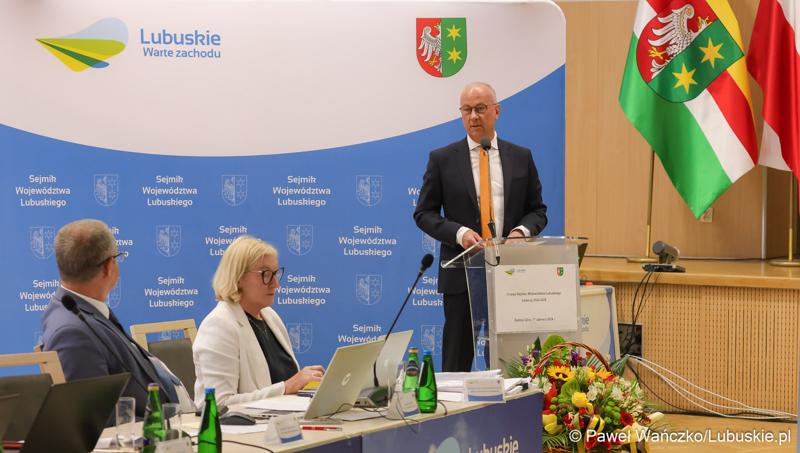 Marszałek Województwa Lubuskiego Marcin Jabłoński przemawia podczas II zwyczajnej sesji Sejmiku Województwa Lubuskiego