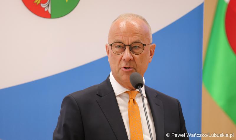 Marszałek Województwa Lubuskiego Marcin Jabłoński przemawia podczas II zwyczajnej sesji Sejmiku Województwa Lubuskiego