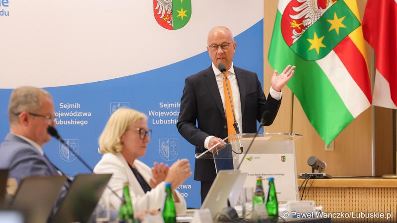 Marszałek Województwa Lubuskiego Marcin Jabłoński przemawia podczas II zwyczajnej sesji Sejmiku Województwa Lubuskiego