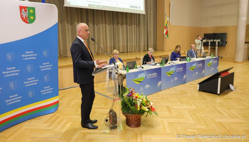 Marszałek Województwa Lubuskiego Marcin Jabłoński przemawia podczas II zwyczajnej sesji Sejmiku Województwa Lubuskiego