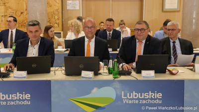 Zarząd Województwa Lubuskiego podczas II zwyczajnej sesji Sejmiku Województwa Lubuskiego. Od lewej: wicemarszałek Sebastian Ciemnoczołowski, marszałek Marcin Jabłoński, wicemarszałek Grzegorz Potęga i członek zarządu Jacek Urbański