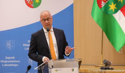 Marszałek Województwa Lubuskiego Marcin Jabłoński przemawia podczas II zwyczajnej sesji Sejmiku Województwa Lubuskiego