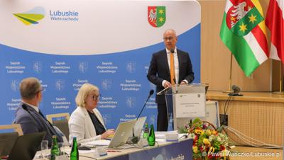 Marszałek Województwa Lubuskiego Marcin Jabłoński przemawia podczas II zwyczajnej sesji Sejmiku Województwa Lubuskiego